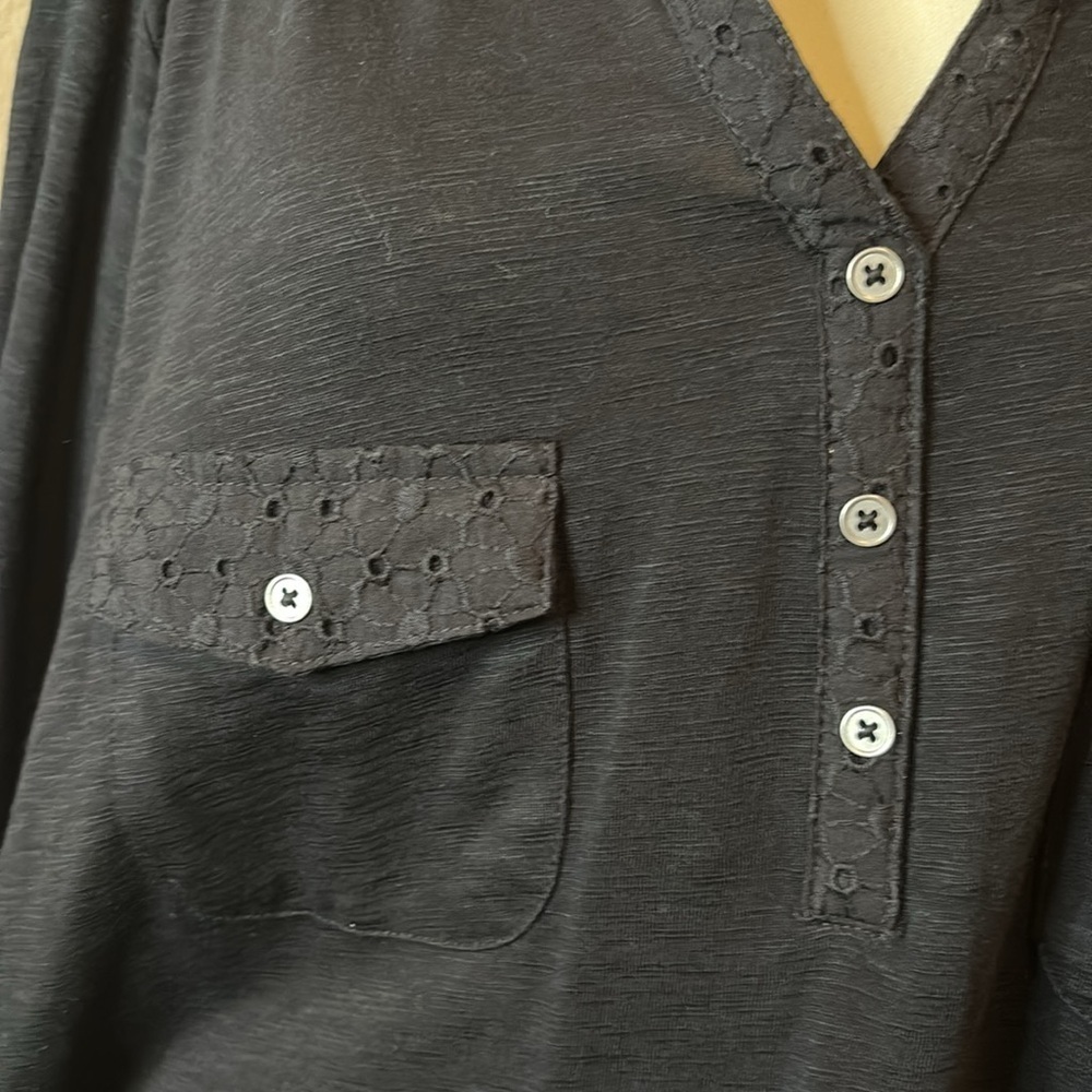 Short sleeve, black pocketed blouse - Picture 2 of 4